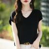 Camiseta Gris de Manga Corta de Alta Gama para Mujer 2025 Nuevo Estilo de Verano Borde Enrollado Cuello en V Hombros Descubiertos Tejida de Manga Media