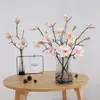Buquê de flores artificiais de magnólia com toque de EVA, usado para decoração de cenas, criando uma estética de alto padrão e como arranjo floral com flores de magnólia.
