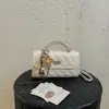 Bolsa transversal acolchoada versátil de primavera com alça de corrente, nova bolsa transversal de nicho de luxo leve 2026 para mulheres