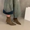 Botas femininas Chuyuji de salto alto, bico fino, camurça marrom, cano curto, com salto agulha, elásticas, estilo francês, com pelúcia