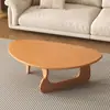 Mesa de centro em madeira maciça, adequada para salas de estar, apresentando um design de luxo leve, minimalista e moderno.. É uma mesa de centro triangular, popular entre influenciadores online, e ideal para apartamentos pequenos ou varandas.