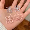 Aretes súper de hada azul y rosa de cinco pétalos para mujer, con pasadores de plata, frescos y dulces, con un toque de alta gama, encanto juvenil y efecto adelgazante para el rostro