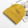 Venta al por mayor del fabricante Gorro cálido de moda para otoño e invierno, Gorro de punto a prueba de frío, Color sólido para exteriores, Protección para las orejas, Gorro de lana, Logotipo bordado