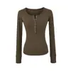 Camiseta de Manga Larga Estilo Retro Americano con Cuello Henley y Botones de Cinco Garras Otoño Nuevo Estilo Moda Versátil Ajuste Delgado Top Básico de Color Sólido