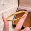 Pulseira de Ouro com Areia Vietnamita Padrão Onda CNC Folha para Mulheres, Estilo de Luxo Leve de Nicho, Pulseira Fechada da Moda que Não Desbota por Muito Tempo