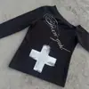 Camiseta Trendy Y2K Sexy de Ombro a Ombro Menina Apimentada com Estampa de Letras e Cruz, Manga Longa, Design Assimétrico no Ombro e Base Justa