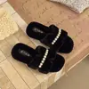Novas pantufas slip-on de pérola 2026, pantufas fofas para uso externo para mulheres, design moderno de bico aberto com corrente, estilo coreano, outono e inverno