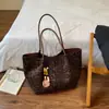 Nova bolsa tote estampa de leopardo 2026, grande capacidade, adequada para o dia a dia, bolsa de ombro estilosa e versátil, exalando um clima sofisticado e retrô