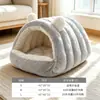 Cama de gato fechada e espessa para o inverno, proporcionando calor e conforto para gatos. Um novo tipo de casa para gatos e suprimento para animais de estimação para a estação de inverno