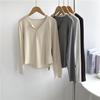 Camiseta Feminina de Manga Comprida com Decote em V e Design Americano de Botões em Cor Pura, Bege Suave, Ajuste Slim, Top Interno Estilo K