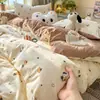 Set súper suave de cuatro piezas de algodón gofrado con estampado floral fresco, adecuado para dormitorio y uso doméstico, incluye sábana bajera y funda de edredón, set floral de tres piezas para exportación