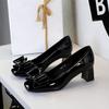 6291-H87 Sapatos Femininos Elegantes Franceses de Couro Patente com Laço Salto Médio Bico Quadrado Salto Grosso Baixo Confortáveis Versáteis