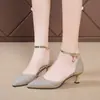 Zapatos de tacón medio de una sola tira, nuevo estilo verano 2026, puntera cerrada, sandalias de una tira con hebilla, tacones de aguja puntiagudos versátiles con lentejuelas para mujer