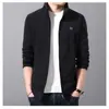 En nombre del abrigo de otoño e invierno para el cabello, cuello de abrigo, chaqueta deportiva casual, chaqueta polar, chaqueta acolchada de forro polar para hombre, suéter de forro polar al por mayor