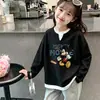 Blusa infantil de manga longa com blocos de cor e estampa de desenho animado, gola redonda e design de duas peças falsas, para bebês e crianças maiores, adequada para primavera e outono