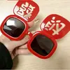 Gafas de Sol de Alta Definición para Niños Año Nuevo 2026 Montura Roja Cuadrada Lentes Polarizadas Gafas de Sol de Año Nuevo Gafas de Sol Festivas