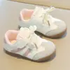 Zapatillas de entrenamiento alemanas para niños, nueva colección primavera/otoño 2026, zapatillas casuales ligeras y duraderas, zapatillas blancas de moda y versátiles para niñas