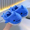 Pantuflas de algodón para niños, con suela suave, forro de felpa y grosor adicional para abrigar, aptas para niños y niñas, perfectas para otoño e invierno, e ideales para uso en interiores. Lindo diseño con temática de tiburón