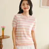 Nova camiseta pulôver fina de listras de manga curta com gola redonda e detalhes vazados, estilo coreano, básica para mulheres