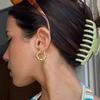 Aretes de Moda Europea y Americana Simples de Venta Caliente con Viento Frío Hueco Torcido para la Oreja Temperamento Personalidad Alto Sentido Joyería