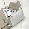 2026 Nova Bolsa de Ombro Fresca e Doce, Elegante Bolsa de Braço Acolchoada Bordada, Bolsa Feminina Atacado de Comércio Exterior, Tendência Transfronteiriça