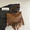 Bolsa de Ombro com Franjas Estilo Boêmio de Nicho 2025 Nova com Rebites Superfície Macia Bolsa Tote Casual Bolsa Transversal Bolsa Feminina
