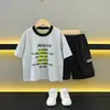 0679 Conjunto de Verano para Niños 2026 Nuevo Estilo de Verano Ropa de Moda Coreana para Niños Conjunto de Dos Piezas Manga Corta Pantalones Cortos Delgado