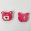 Lindo Oso Fresa Rojo Rosa Dibujos Animados Accesorios Broche Bolsa Zapatos Ropa Sombrero Accesorios Accesorios DIY Accesorios