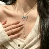 Collar colgante de mariposa de perla y diamante brillante estilo coreano para mujer, sensación de lujo ligero y alta gama, cadena para la clavícula, gargantilla ajustable, cadena para suéter para mujer
