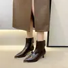 Botas Femininas Curtas Bico Fino Chegada Nova Outono 2026 Botas de Nicho Emagrecedoras para Usar com Saias Estilo Coreano Elegante Salto Fino Salto Médio Botas da Moda