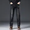 Colección Otoño/Invierno 2026 para Hombre de Xintang: Pantalones vaqueros gruesos con forro polar, con el popular estilo vaquero negro recto largo para hombre