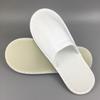 Pantuflas Desechables de Hotel al Por Mayor del Fabricante, Felpa Blanca con Suelas Antideslizantes, Color Blanco, Se Pueden Imprimir con el Logotipo del Hotel