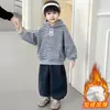 Conjunto de Moletom com Capuz Listrado de Inverno para Meninos 2026 Novo Estilo de Inverno Streetwear Descolado Forrado com Fleece Espessado Conjunto de Duas Peças Tendência