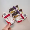 Zapatos de entrenamiento alemanes de cuero de moda para niños, nueva colección primavera/otoño 2026, zapatillas de suela blanda para niñas y zapatos casuales para niños con correas de velcro