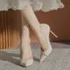 Saltos finos, bico fino, estilo francês, sapatos de salto alto elegantes, coleção primavera/verão 2026, com adornos de strass, criando um look sofisticado e fashion para mulheres