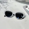 Gafas de Sol Retro Ojo de Gato Hot Girl para Mujer, Marco Blanco, Aspecto de Alta Gama, Ins2024 Celebridad de Internet, Cara Pequeña, Protección Solar, Gafas de Sol para Fiesta para Hombre-