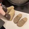 Sandálias Birkenstock estilosas com estampa de letras estilo fada para mulheres, novo calçado de primavera-verão 2026 para uso ao ar livre, com sola macia, sola grossa, tamancos fechados