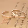 Transmisión en vivo de Douyin: Pulsera abierta para pareja de cobre blanco plateado con patrón de hierba Tang y detalles dorados, pulsera vintage para mujer del Sutra del Corazón