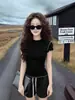 Camiseta negra de manga corta para mujer, nuevo estilo popular de verano 2026, única y súper bonita, corte ajustado, bloques de color, top elegante