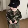 Roupa de Primavera para Meninos 2026 Nova Estilosa Infantil Estampa de Letras Camuflagem Manga Longa e Calça Larga para Bebês