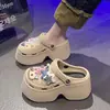 Pantuflas cómodas de suela gruesa para mujer, nuevo modelo de verano 2024, modernas y lindas, zuecos de playa que aumentan la altura