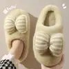 Chinelos femininos de algodão fofo para outono e inverno, para uso interno em casa, com sola grossa, antiderrapantes, quentes, forrados com pelúcia, com laço, adequados para uso externo.