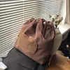 Bolsa Saco Estilo Retrô, Bolsa de Inverno de Alta Qualidade para o Dia a Dia, Nova Bolsa de Ombro Versátil Feminina em Camurça