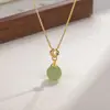 Nuevo Collar con Colgante de Bola de Trébol de Cuatro Hojas Estilo Chino Moda Femenina Diseño de Nicho Vintage Hueco Imitación de Jade Hetian Cadena para la Clavícula