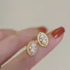 319 Brincos Estilo Retro Hong Kong 2023 Nova Moda Círculo Pérola Diamante Luz Luxo Alto Padrão Elegante Brincos Moda Elegante