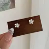 Brincos Pequenos Lisos de Prata com Diamante Flor de Cerejeira Estilo Coreano para Mulheres Argola de Prata Moda Elegante de Alta Qualidade Doce Versátil Brincos Brancos