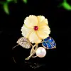 Nuevo broche de flor de nácar estilo chino, diseño de hoja con goteo de aceite azul con perlas de agua dulce, broche de regalo de alta gama