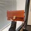 Bolsa pequena feminina de textura lisa e cor pura, tendência popular deste ano para o verão de 2025: carteira para moedas, bolsa de festa, bolsa clutch.