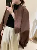 Chaqueta de béisbol minimalista y elegante para otoño, corta y casual, versátil para figuras petite, con cuello alto, diseño estilo coreano y un look favorecedor y chic.