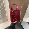 Bolso de mensajero para mujer, primavera y verano 2025, nuevo bolso versátil para el hombro, pequeño bolso cuadrado portátil, este año, popular bolso pequeño brillante.
